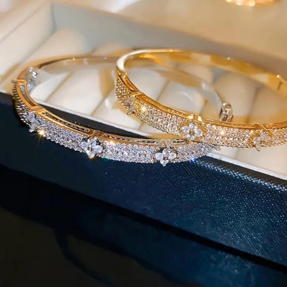 Exquisite 18k White Gold plated Four-Leaf Flower Hinged Rhinestone bangle 16” - Picture 7 of 16